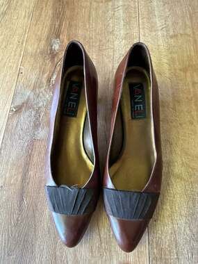 Vintage VANELi Made in Italy Brown Leather  Kitten Heel  w/ Grosgrain Detail sz7